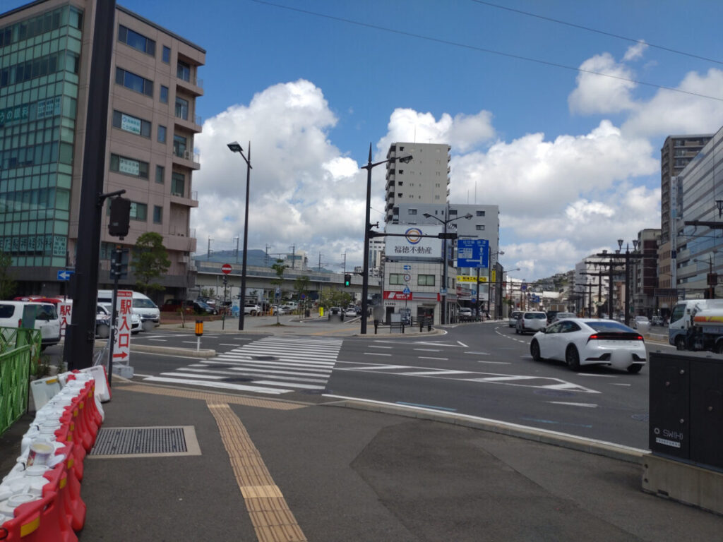 横断歩道を渡り、正面の道を進むとスタジアムです