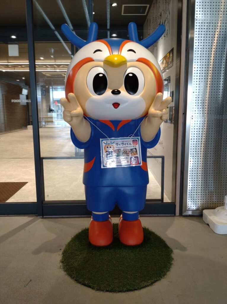 フードホール前のヴィヴィくん像