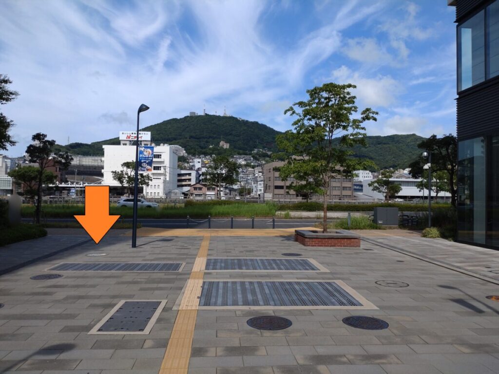 通路の奥、左側にマンホールがあります