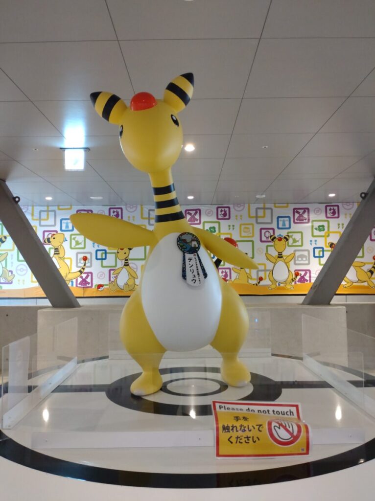 デンリュウ像を近くから見た様子