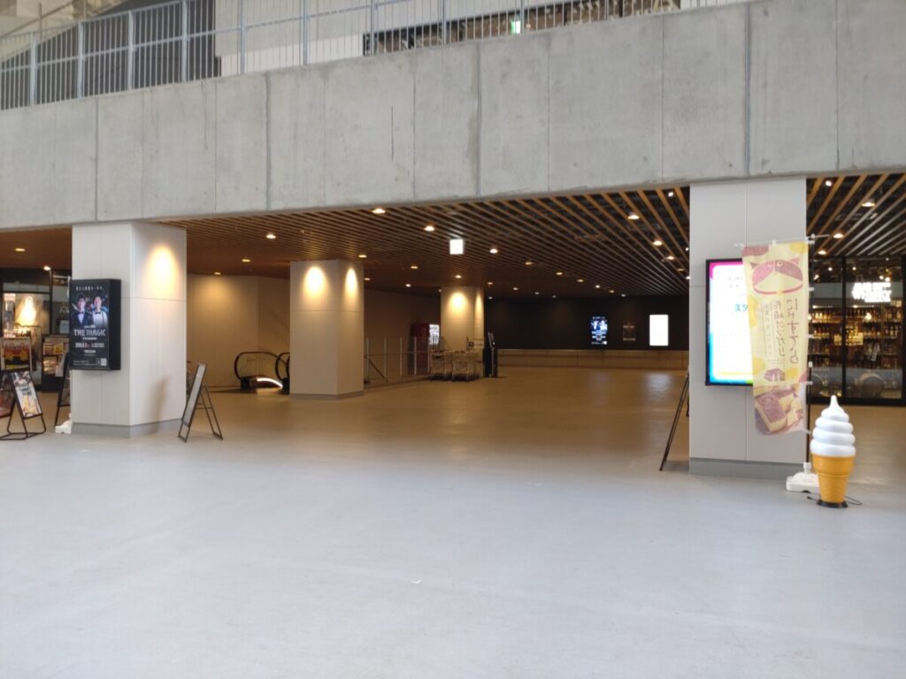 通路の中心まで来たら、エスカレーターが見える
