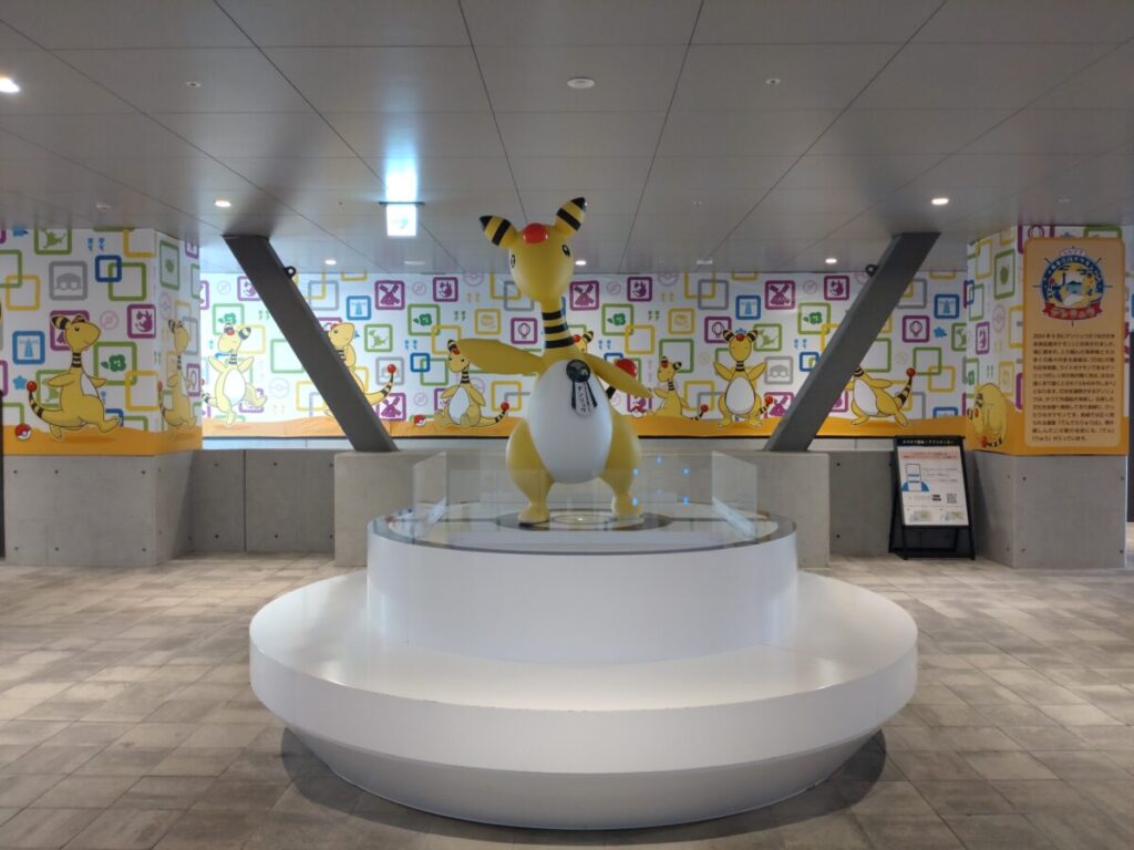 スタジアムシティサウス1階にあるデンリュウ像