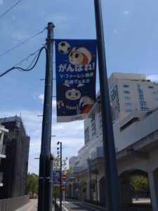 ヴィヴィくんとLUCAのタペストリーがたくさんある様子