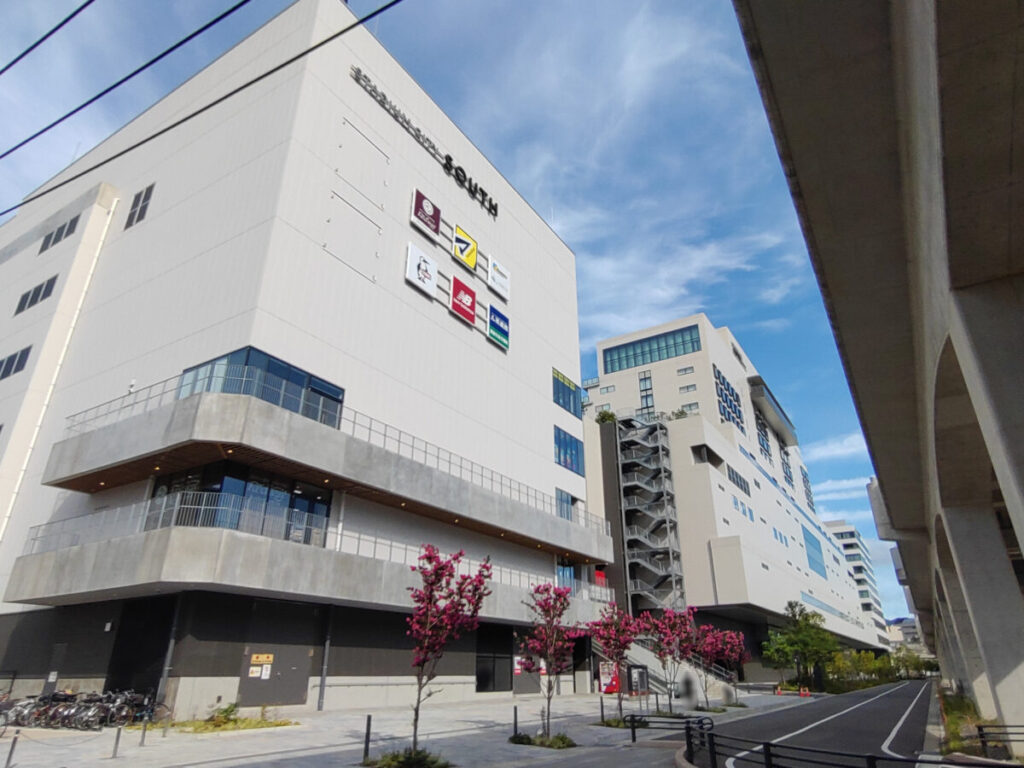 路面電車沿いを歩いていくと、まずは商業棟が見えます