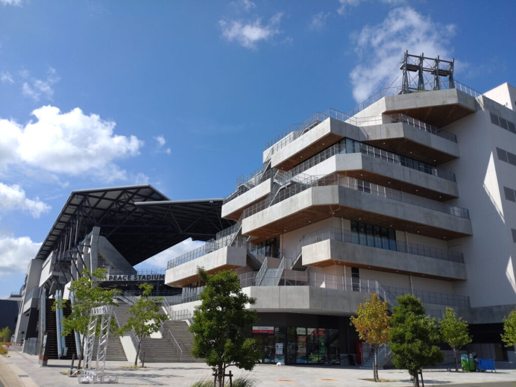 浦上川沿いに来た時に見えるスタジアムの景色