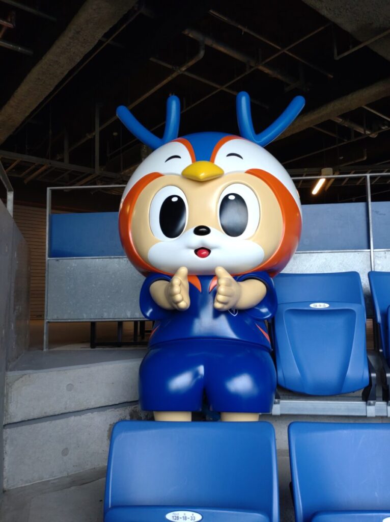 座席にいるヴィヴィくん像