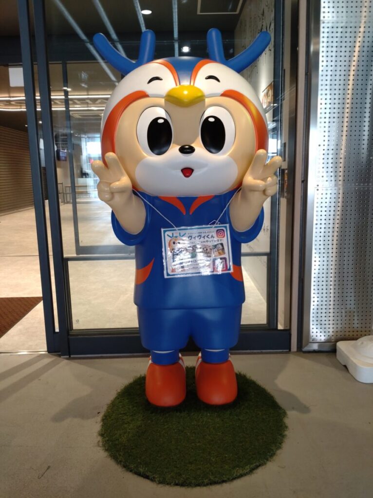 フードホール前でピースをするヴィヴィくん