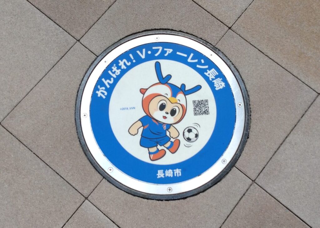 スタジアムシティノース(路面電車側ローソン前広場)のヴィヴィくんマンホール