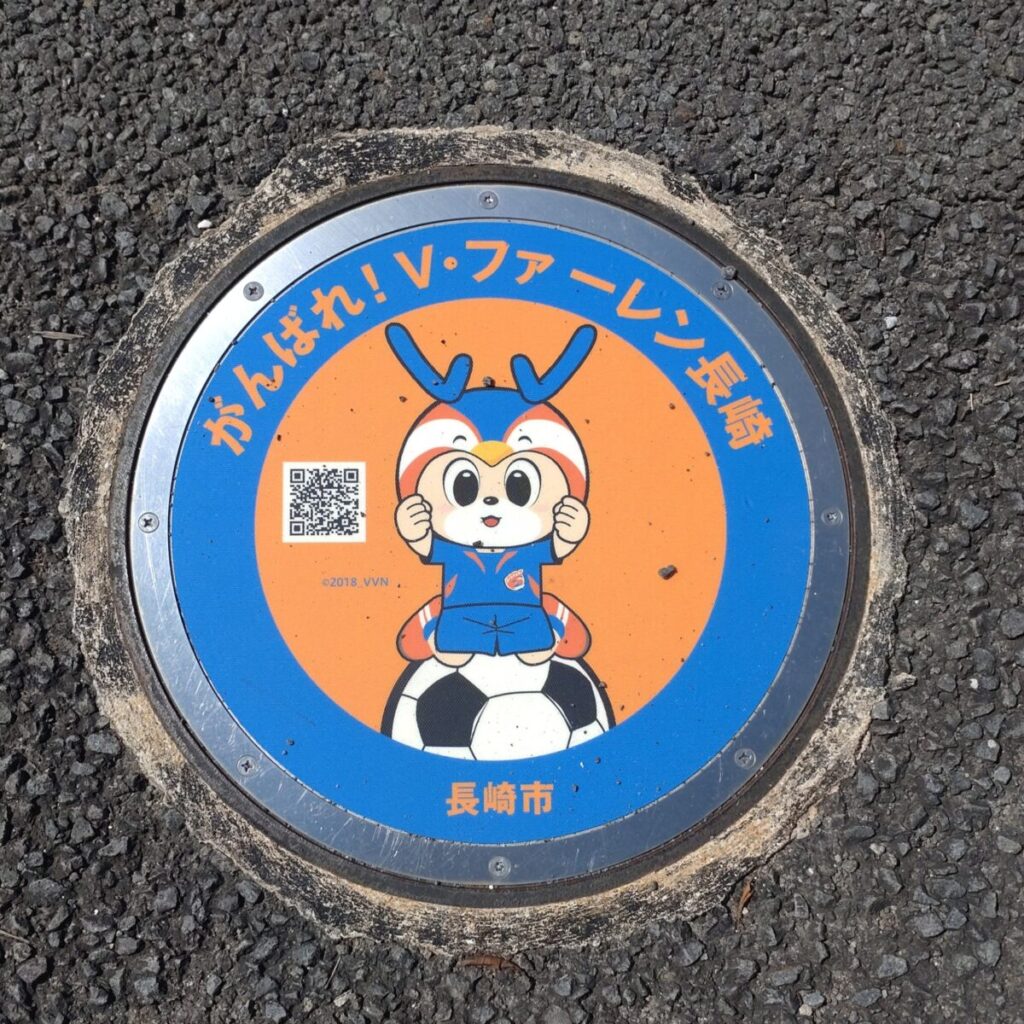 スタジアムシティサウス(浦上川側ソフトバンク前)のヴィヴィくんマンホール