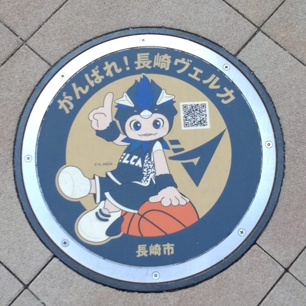 スタジアムシティノース(路面電車側ローソン前広場)のLUCAマンホール
